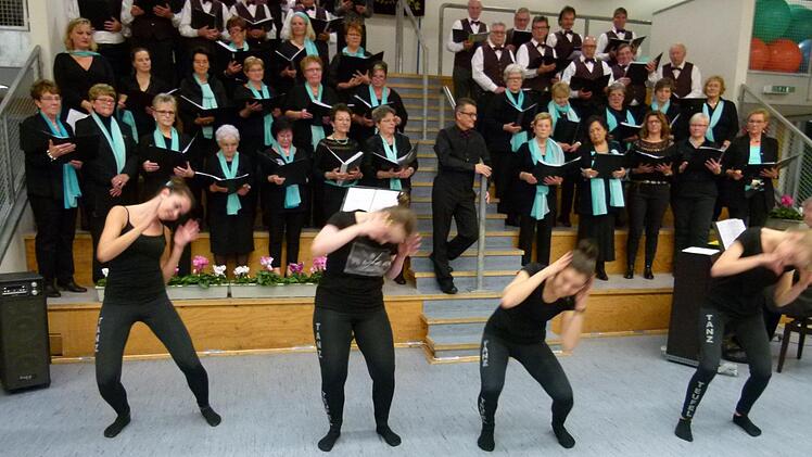 Außergewöhnlich, die Konstellation aus Gesang und Tanz Foto: Lothar Weidner