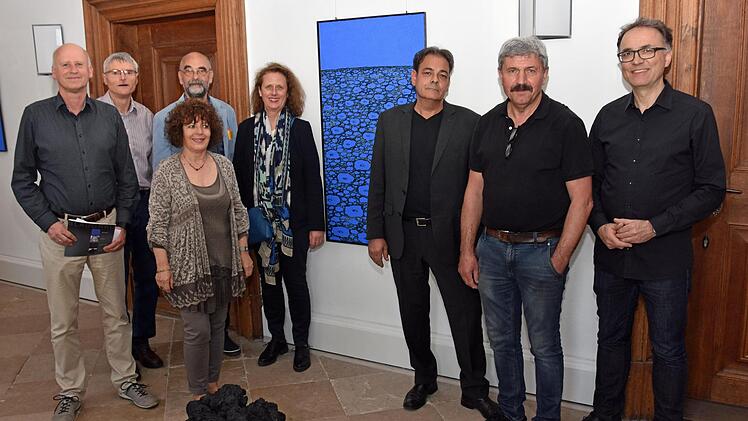 In Schloss Oberschwappach wurde die Ausstellung "Blaugrau" eröffnet. Im Bild (von links) sind Knetzgaus Bürgermeister Stefan Paulus, Bernhard Schurig von der VHS Haßberge, die Galeristen Egon Stumpf  und Eleonore Schmidt-Stumpf sowie die ausstellenden Künstler Sabine Becker, Gerd Kanz, Gerhard Langenfeld und Matthias Lutzeyer.Ulrike Langer