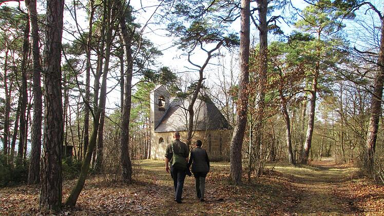 Der Streit darüber, ob an der Kohlenbergkapelle ein Waldfriedhof entstehen soll, spaltet Fuchsstadt.Foto: Archiv/Winfried Ehling