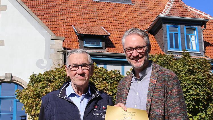 Siegfried Derxs und Fabian Denk vor der restaurierten Turmuhr  Foto:  Desombre