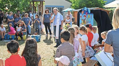 Beim Sommerfest des St. Marien-Kindergartens segnete Pfarrer Thomas Eschenbacher den neuen Krippenanbau.