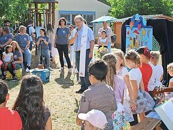 Beim Sommerfest des St. Marien-Kindergartens segnete Pfarrer Thomas Eschenbacher den neuen Krippenanbau.