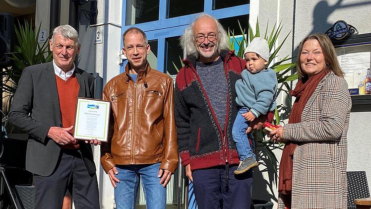 Sie freuen sich über die Re-Zertifizierungsurkunde für die Fairtrade-Stadt Bad Brückenau:  (von links) Zweiter Bürgermeister Jürgen Pfister, Mark Decker (IG Regionalmarkt), Dirk Hönerlage (Eine-Welt-Gruppe) und Martina Kirchner (Weltladen). Foto: ...