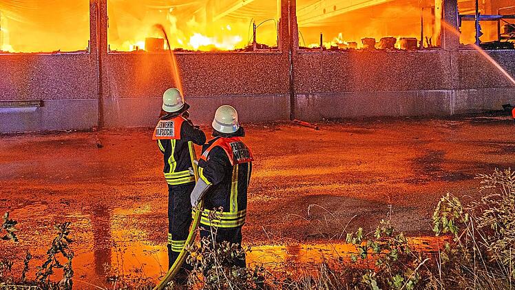 Eine Lagerhalle ist in der Nacht auf Mittwoch niedergebrannt.Ferdinand Merzbach/News5