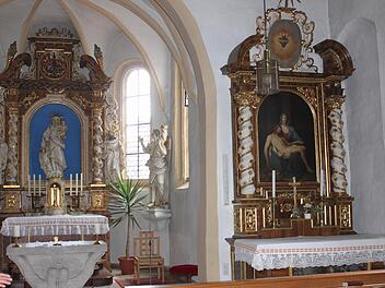 Die barocken Altäre sind gerade noch einmal dem Feuer entgangen. Rechts neben dem Altar befand sich der Schmorbrand.