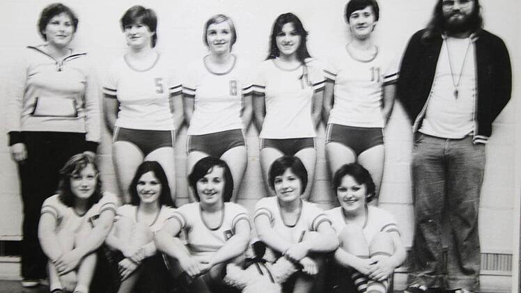 Nordbayerischer Meister 1978 mit von links Abteilungsleiterin Stefanie Gündel, Edeltraud Karch, Gabi Karch, Elke Braun, Andrea Weiglein, Trainer Peter Iberl sowie vorne von links Ulrike Zänglein, Annemarie Braun, Ingrid Stößer, Rosemarie Karch und Ulrike Kügel Foto: privat
