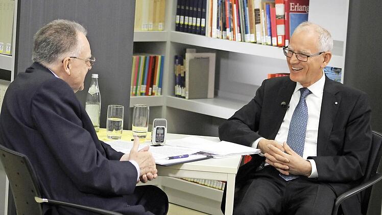 Siegfried Balleis (rechts) berichtete Udo B. Greiner über die vielen Facetten seines politischen Lebens. das meiste habe ihm immer viel Spaß gemacht.  Fotos: Michael Busch