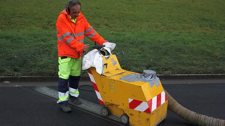 Die Fräsrillen wurden von einer Spezialfirma in den Asphalt geritzt. Foto: Friedwald Schedel