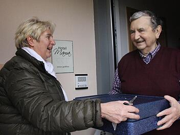 Gaby Apfel überreicht Günther Müller sein Mittagessen an der Haustür. Foto: Dominic Buckreus
