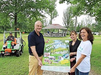 Haben die Kirchweihvorbereitungen in dem parkähnlichen Ambiente des Engelgartens fest im Griff: Bürgermeister Gerald Brehm und seine Mitarbeiterinnen Daniela Kron und Susanne Gabler (von links). Auch die städtischen Rasenmäher sind schon im Einsatz.  Foto: Andreas Dorsch