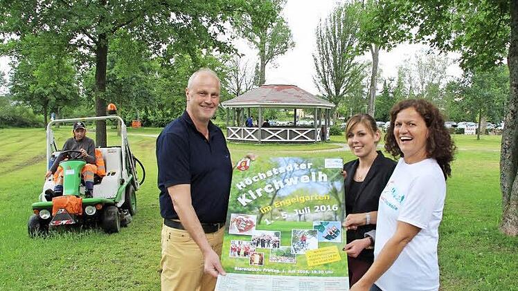 Haben die Kirchweihvorbereitungen in dem parkähnlichen Ambiente des Engelgartens fest im Griff: Bürgermeister Gerald Brehm und seine Mitarbeiterinnen Daniela Kron und Susanne Gabler (von links). Auch die städtischen Rasenmäher sind schon im Einsatz.  Foto: Andreas Dorsch