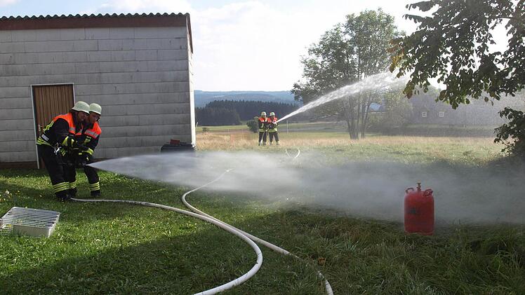Konzentrierte Kooperation war bei der Übung der Wehren in Schlegelshaid angesagt, Foto: Susanne Deuerling