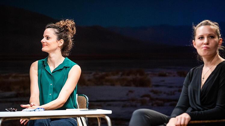 Furioses Kammerspiel: Szene aus der Coburger Erstaufführung der Komödie "Gespräch wegen der Kürbisse" in der Reithalle.Foto: Sebastian Buff