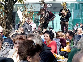 Vor dem Wettstreit  ums beste Kesselgulasch genoss die Delegation aus Herzogenaurach den Bauernmarkt in Wolfsberg.Richard Sänger