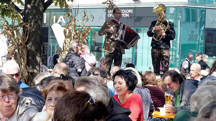 Vor dem Wettstreit  ums beste Kesselgulasch genoss die Delegation aus Herzogenaurach den Bauernmarkt in Wolfsberg.Richard Sänger