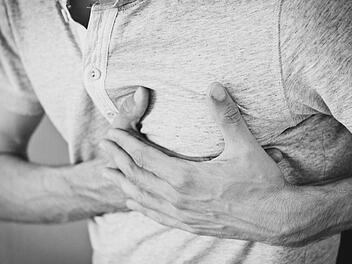 Symptome von Herzinfarkt und Schlaganfall im Überblick: Bei akuten Herzproblemen muss der Notarzt verständigt werden.