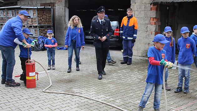 Die Kinderfeuerwehr Steinrod beherrscht die K&uuml;belspritze schon sehr gut. Foto: Michael Stelzner