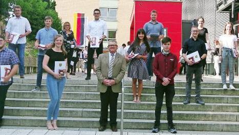 Das berufliche Schulzentrum Kronach zeichnete seine besten Schüler aus. Die Bilder zeigen sie mit Vertretern der Schulleitung, Lehrkräften sowie Ehrengästen. Fotos: Heike Schülein