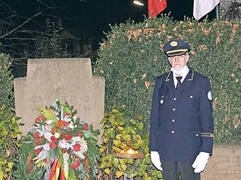 Karl-Heinz J&auml;ger bei der Kranzniederlegung Foto: Peter Vietze