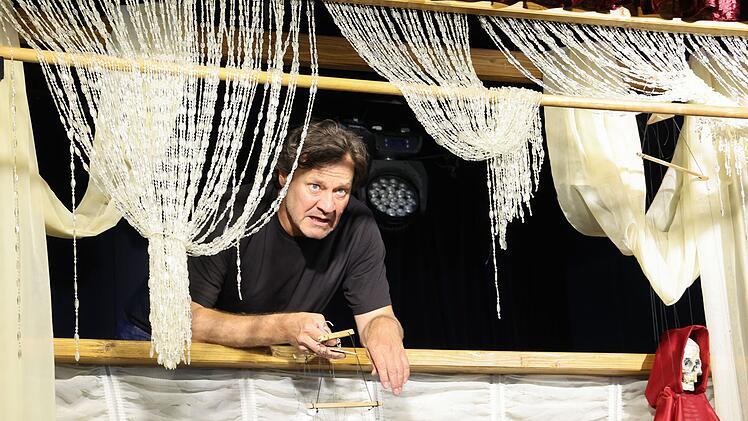 Alfred Bollisto (Harald Windisch) f&uuml;hrt in seinem anspruchsvollen Puppentheater f&uuml;r Erwachsene das d&uuml;stere St&uuml;ck "Jedermann" auf. Musiker Lukas Geier (Philipp Hochmair, nicht im Bild) bietet ihm Unterst&uuml;tzung an seinem Akkordeon an.