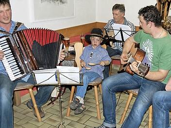 Frank Schmitt (links) und seine Freunde begleiteten im vergangenen April die Sänger mit Akkordeon, Gitarre, Tuba und Holzlöffeln. Tatkräftig unterstützt wurden die Musiker von dem vierjährigen Nils, dem Sohn von Frank Schmitt. Archivfoto: Sigismund von Dobschütz