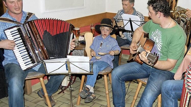Frank Schmitt (links) und seine Freunde begleiteten im vergangenen April die Sänger mit Akkordeon, Gitarre, Tuba und Holzlöffeln. Tatkräftig unterstützt wurden die Musiker von dem vierjährigen Nils, dem Sohn von Frank Schmitt. Archivfoto: Sigismund von Dobschütz