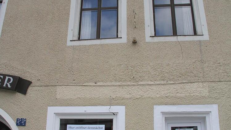 Auch das erste Geschäftsschild seines Vaters hat Reinhold Franz aus der Insolvenz gerettet - es soll dem 62-Jährigen Glück bringen. In einem 50 Quadratmeter großen Laden im Ratskellergebäude wagt Reinhold Franz einen Neuanfang. Foto: Sonja Adam