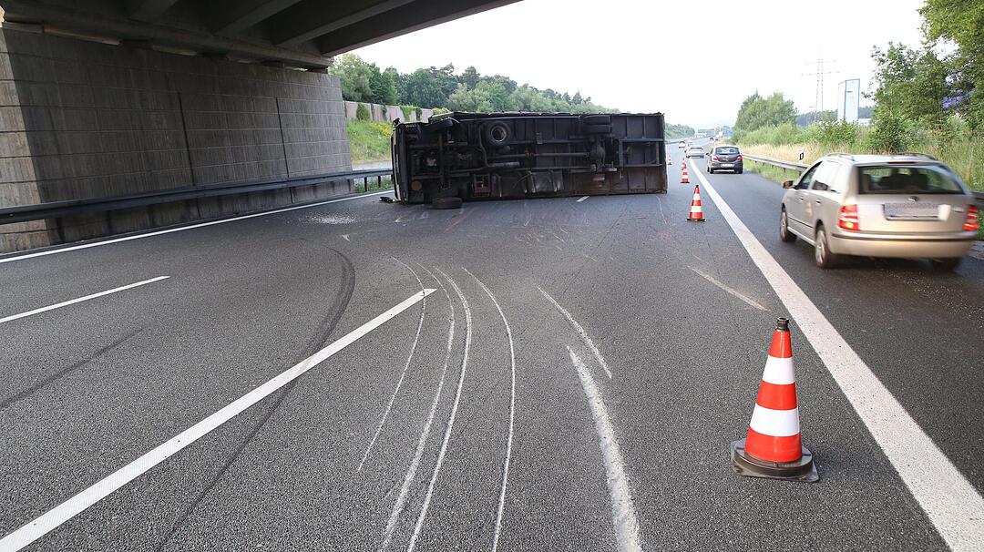 Lkw verliert Hinterreifen und stuerzt um