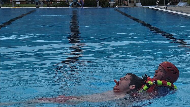 Die DLRG rettete "ertrinkende" Komparsen aus dem Schwimmbad. Foto: Gerd Schaar