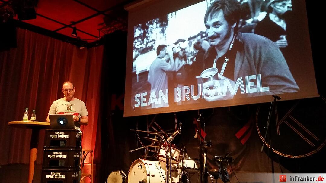 Tommy Jaud präsentiert in Bamberg seine neue Ratgeber-Parodie "Sean Brummel: Einen Scheiß muss ich"