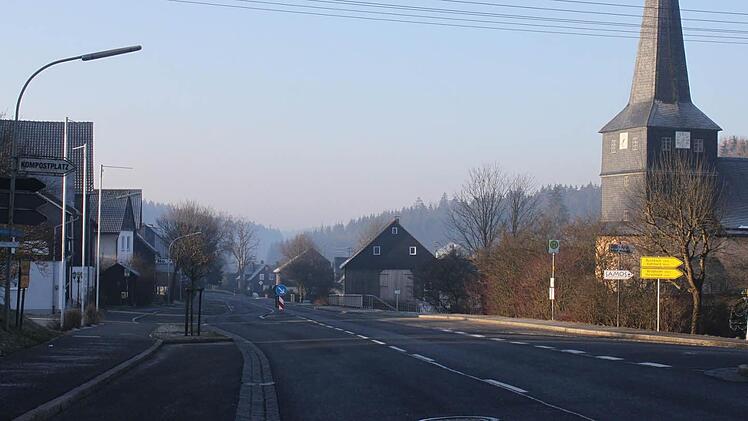 In Steinbach-Ort findet ab Juni mit der Sanierung der B 85 eine größere Baumaßnahme statt. Der überörtliche Verkehr wird über Förtschendorf, Haßlach zum Rennsteig umgeleitet.  Foto: Veronika Schadeck