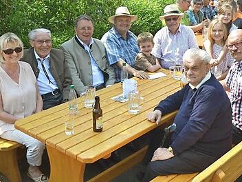 Von links: Elisabeth Grafwallner, Stadtrat Horst Zahr, OB Henry Schramm, Holger Zink (Vorsitzender Gartenbauverein) mit Sohn Lukas, Stadtrat Lothar Seyferth, Eva Tröglen und Laura Zink, sowie auf der vorderen Bank (von rechts) Manfred Reinhardt und Michael Stübinger  Foto: Jürgen Valentin