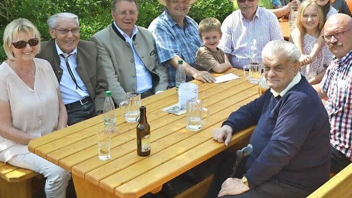 Von links: Elisabeth Grafwallner, Stadtrat Horst Zahr, OB Henry Schramm, Holger Zink (Vorsitzender Gartenbauverein) mit Sohn Lukas, Stadtrat Lothar Seyferth, Eva Tröglen und Laura Zink, sowie auf der vorderen Bank (von rechts) Manfred Reinhardt und Michael Stübinger  Foto: Jürgen Valentin