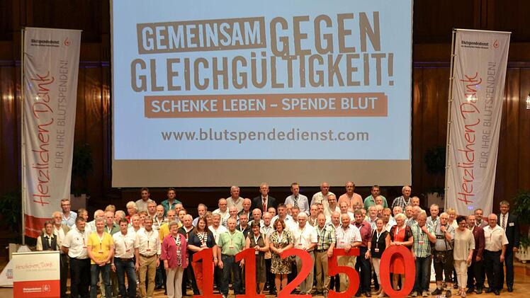 11 250 Mal haben diese Menschen aus dem Landkreis Bad Kissingen Blut gespendet. Fotos: Blutspendedienst