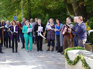 Mit Gitarren- und Akkordeonbekleidung sangen die Dorfbewohner zur Melodie "Am Brunnen vor dem Tore" den Text "Am Brunnen vor dem Dorfe". Foto: Thomas Hümmer