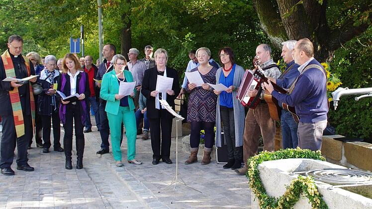 Mit Gitarren- und Akkordeonbekleidung sangen die Dorfbewohner zur Melodie "Am Brunnen vor dem Tore" den Text "Am Brunnen vor dem Dorfe". Foto: Thomas Hümmer