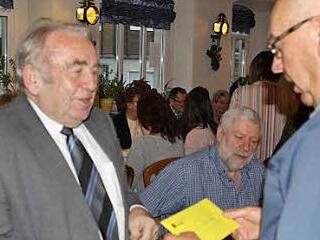 VdK-Kreischef Heinz Hausmann (l.) dankte Josef Gareis für langjährige Dienste als Rentenberater im VdK Kreisverband mit einem Geschenk.  Foto: mw