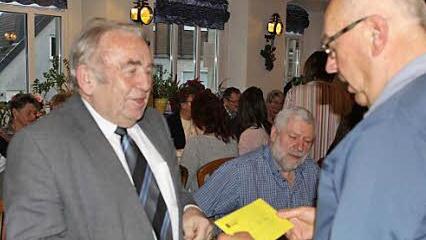 VdK-Kreischef Heinz Hausmann (l.) dankte Josef Gareis für langjährige Dienste als Rentenberater im VdK Kreisverband mit einem Geschenk.  Foto: mw