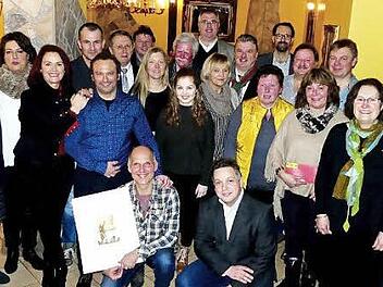 Nur strahlende Gesichter gab es bei Gewinnern und Sponsoren anlässlich der Preisübergabe aus der Dreikönigslos-Aktion von Kiwanis. Foto: Dieter Hübner