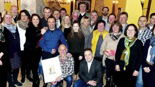 Nur strahlende Gesichter gab es bei Gewinnern und Sponsoren anlässlich der Preisübergabe aus der Dreikönigslos-Aktion von Kiwanis. Foto: Dieter Hübner