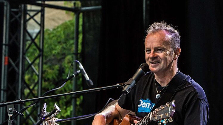 Zum Auftakt des Tambacher Sommers gab es hintersinnige Song-Poesie mit Willy Astor.Foto: Jochen Berger