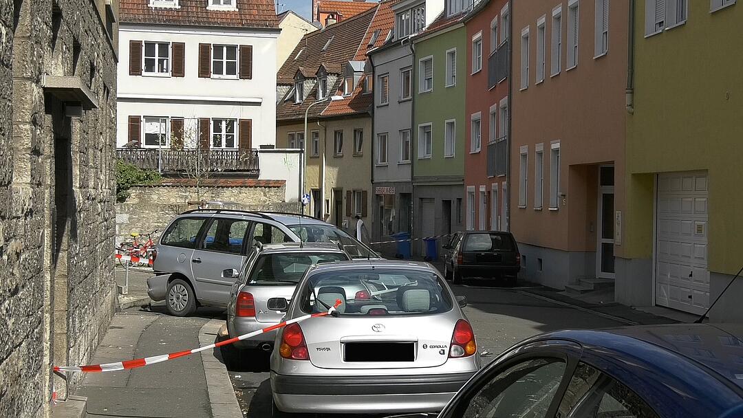 Feld der Verwüstung in Würzburg: Psychisch kranker Mann klaut Laster und rammt Autos