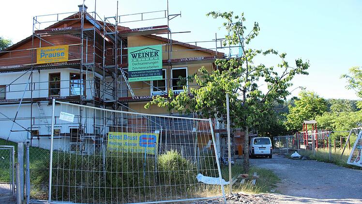 Der Anbau steht: Ein Raum für Kinderwägen und ein Bücherraum werden zukünftig den vorderen Anbau füllen.  Foto: Julia Raab