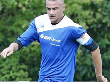 Die Hochstadter um Kapit&auml;n Christian Mayer mussten gegen F&uuml;rth k&auml;mpfen, um die Oberhand zu behalten. Foto: Archiv/Gunther Czepera
