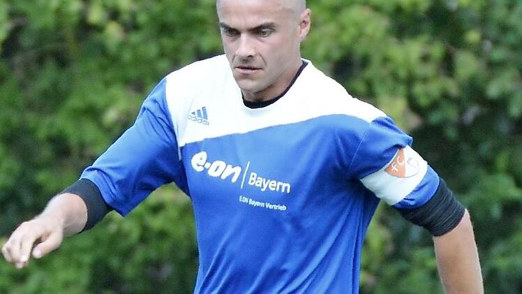 Die Hochstadter um Kapit&auml;n Christian Mayer mussten gegen F&uuml;rth k&auml;mpfen, um die Oberhand zu behalten. Foto: Archiv/Gunther Czepera