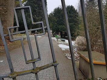Auf dem Friedhofsgelände in der Heimgartenstraße in Forchheim hat sich ein Mann vor einer Frau nackt ausgezogen und sich sexuell erregt. Nun wurde der 50-Jährige, der heute in Baiersdorf wohnt, verurteilt. Foto: Ronald Heck