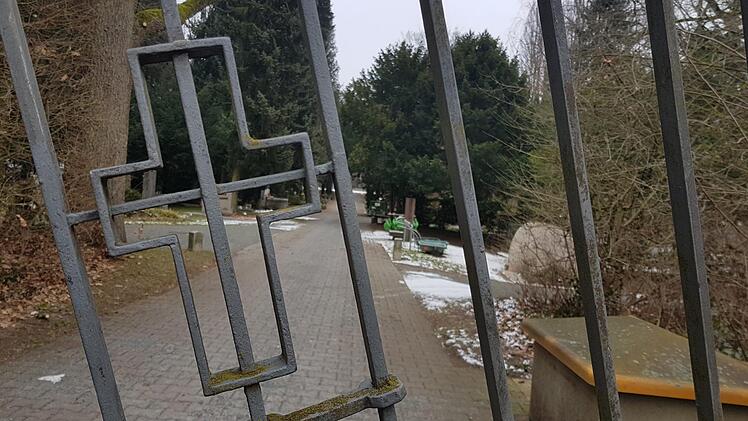 Auf dem Friedhofsgelände in der Heimgartenstraße in Forchheim hat sich ein Mann vor einer Frau nackt ausgezogen und sich sexuell erregt. Nun wurde der 50-Jährige, der heute in Baiersdorf wohnt, verurteilt. Foto: Ronald Heck