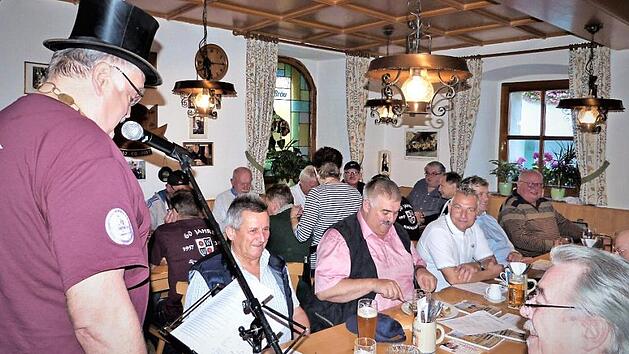 "Schürzenjäger"-Zeit im Gasthaus "Zum Wilden Mann"; im Bild Präsident Karl-Heinz Krüger (links) bei seiner Rede Fotos: Werner Reißaus