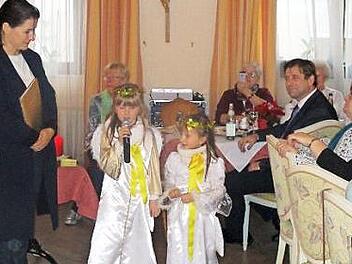 Die Engelchen Gloria und Martha erfreuen die VdKler mit Weihnachtsgedichten. Foto: privat