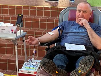 Für Armin Weigel aus Geusfeld ist es selbstverständlich, auch in der jetzigen Zeit Blut zu spenden.    Michael Will / BRK